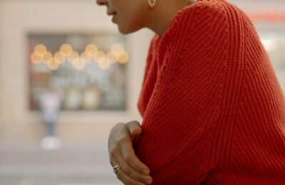 Jennifer Lawrence adoptă stilul parizian cu pulover roșu în New York