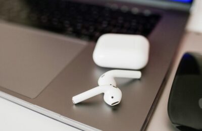 Apple AirPods 4 ajung la cel mai mic pret din istorie pe Amazon