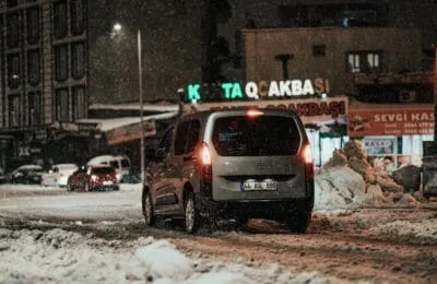Covor vechi în mașină iarna – trucul simplu pentru aderența pe gheață