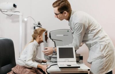Mamă din Marea Britanie descoperă cancer ocular la fiică prin fotografie