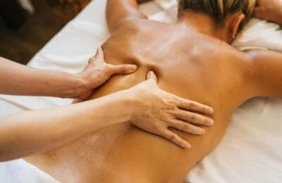 Masajul hawaian Lomi Lomi, terapia care vindecă trup și suflet