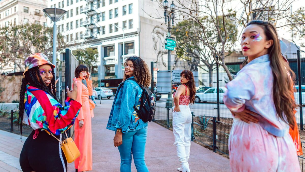 Tendințe modă 2025: stilurile globale unificate în denim