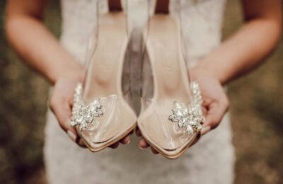 Pantofi mireasă 2026: de la tocuri Jimmy Choo la sneakers
