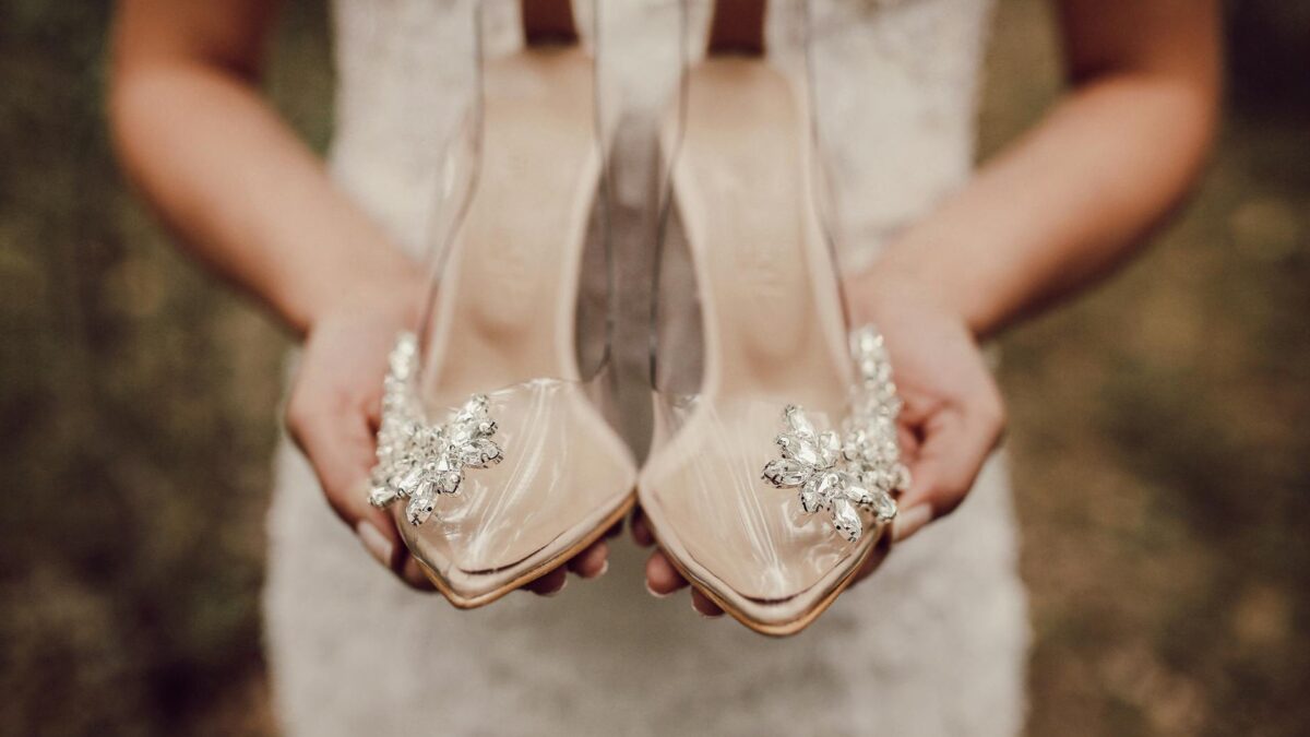 Pantofi mireasă 2026: de la tocuri Jimmy Choo la sneakers