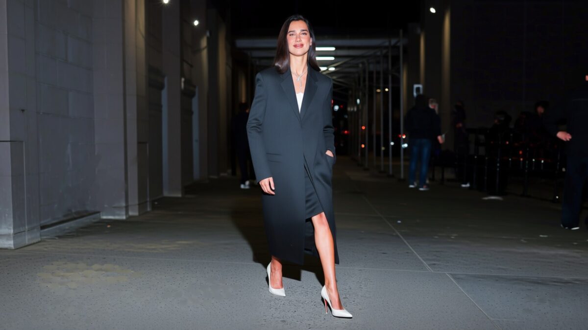 Dua Lipa poartă o rochie Versace de 7.900 de dolari la un eveniment Nespresso