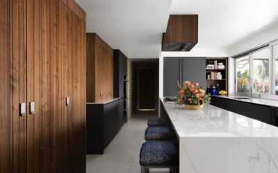 KAG Design Group dezvăluie o bucătărie modernă cu lemn și gri închis