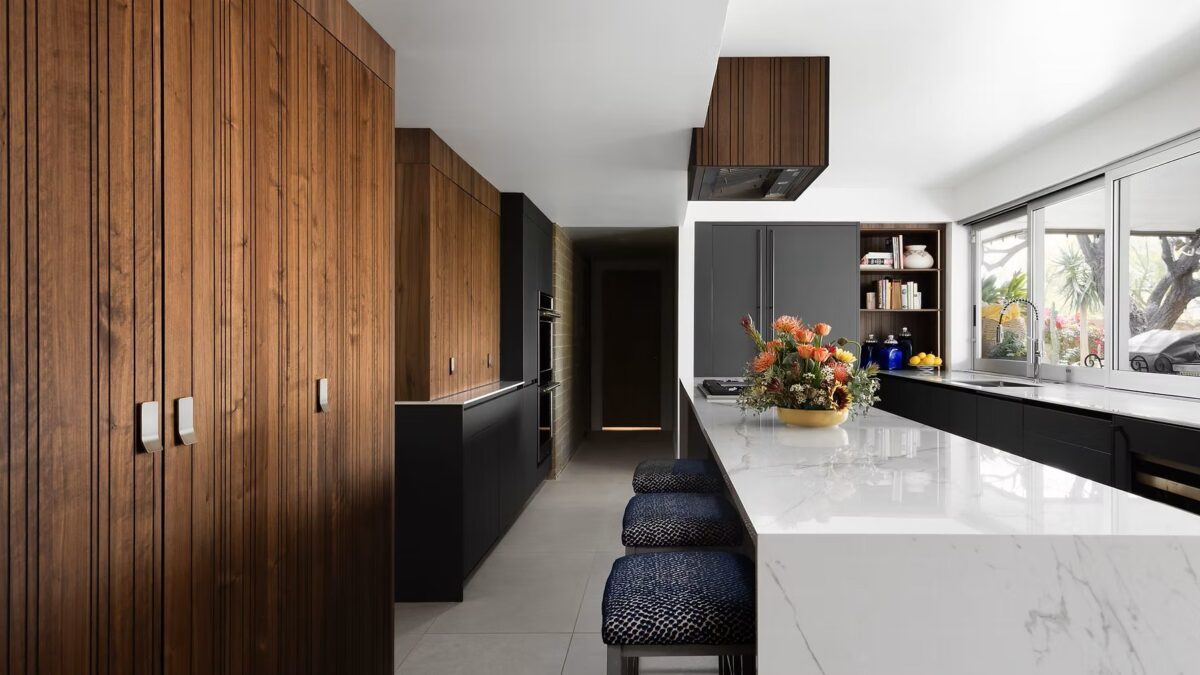 KAG Design Group dezvăluie o bucătărie modernă cu lemn și gri închis