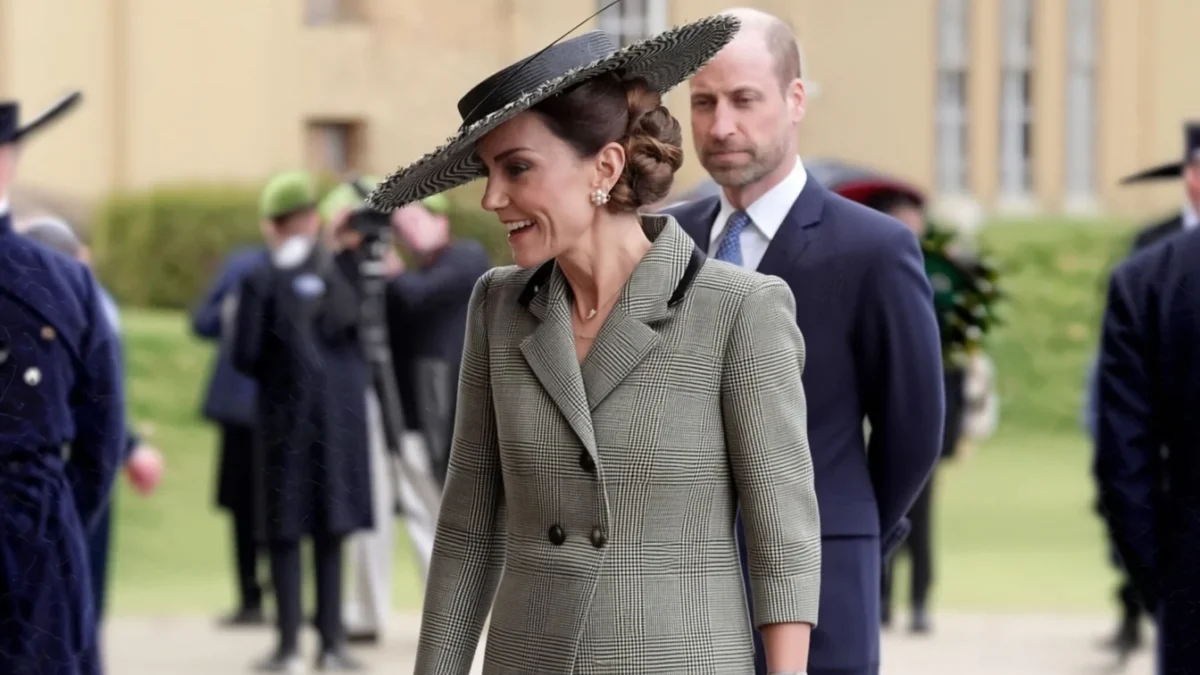 Kate Middleton modifică un palton de 2.850 de lire și poartă cercei speciali