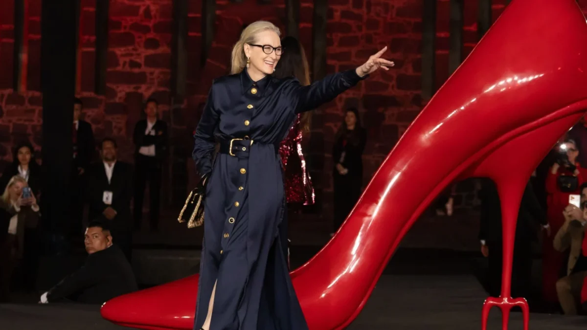 Diavolul se îmbracă de la Prada 2 aduce peste 30 de ținute pentru Meryl Streep