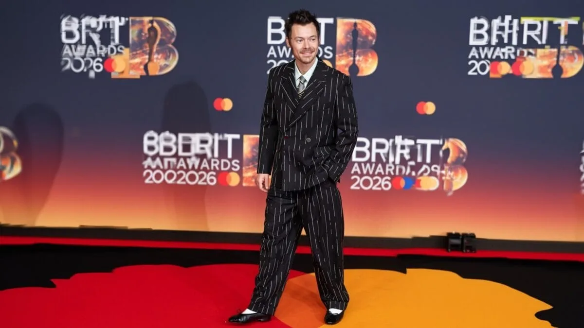 Harry Styles impune moda balerinilor purtați cu ținute Dior și Chanel