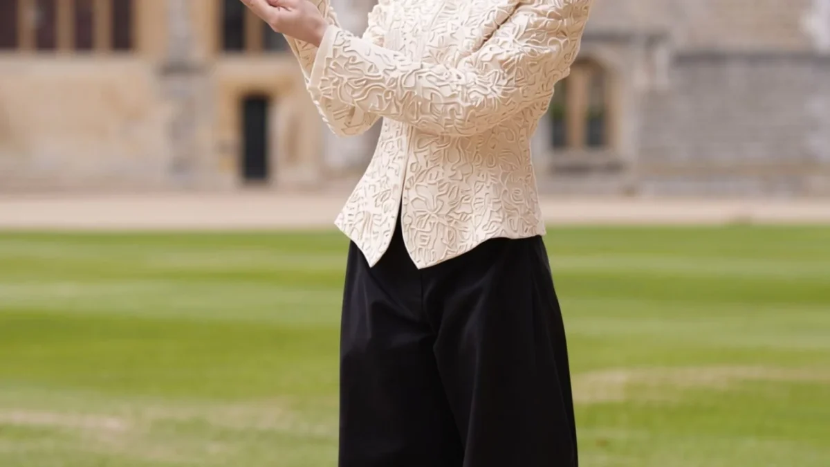 Carey Mulligan alege pantalonii The Row la o ceremonie regală