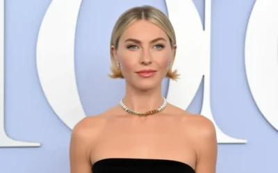 Julianne Hough aprinde internetul în bikini pe plajă alături de noul ei cățel