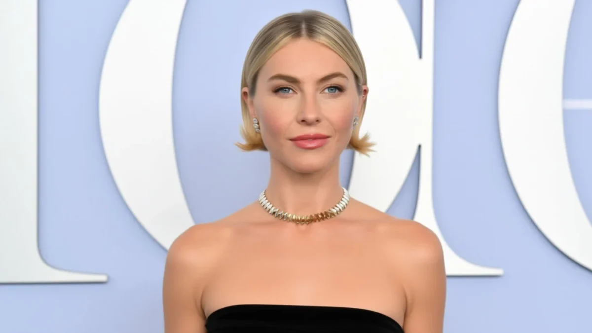 Julianne Hough aprinde internetul în bikini pe plajă alături de noul ei cățel