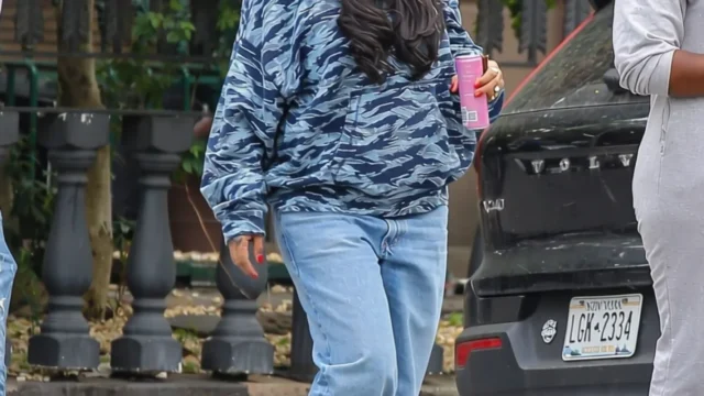 Rihanna surprinde la New York și combină 2 imprimeuri animale într-o ținută