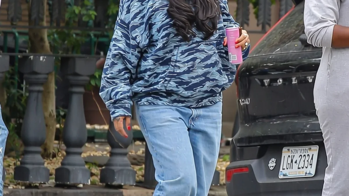 Rihanna surprinde la New York și combină 2 imprimeuri animale într-o ținută