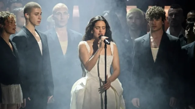 Rosalía primește premiul pentru Compozitorul Anului și cântă în 13 limbi