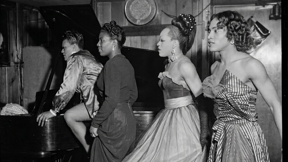 Artiștii drag dezvăluie secretul siluetelor sculptate cu spumă și corsete