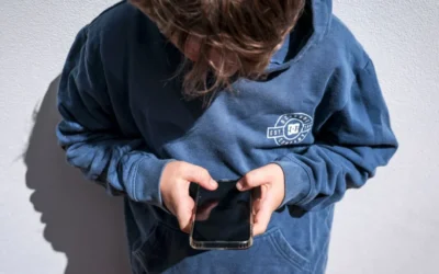 Studiu alarmant – tinerii de pe social media au risc de 3 ori mai mare să bea alcool