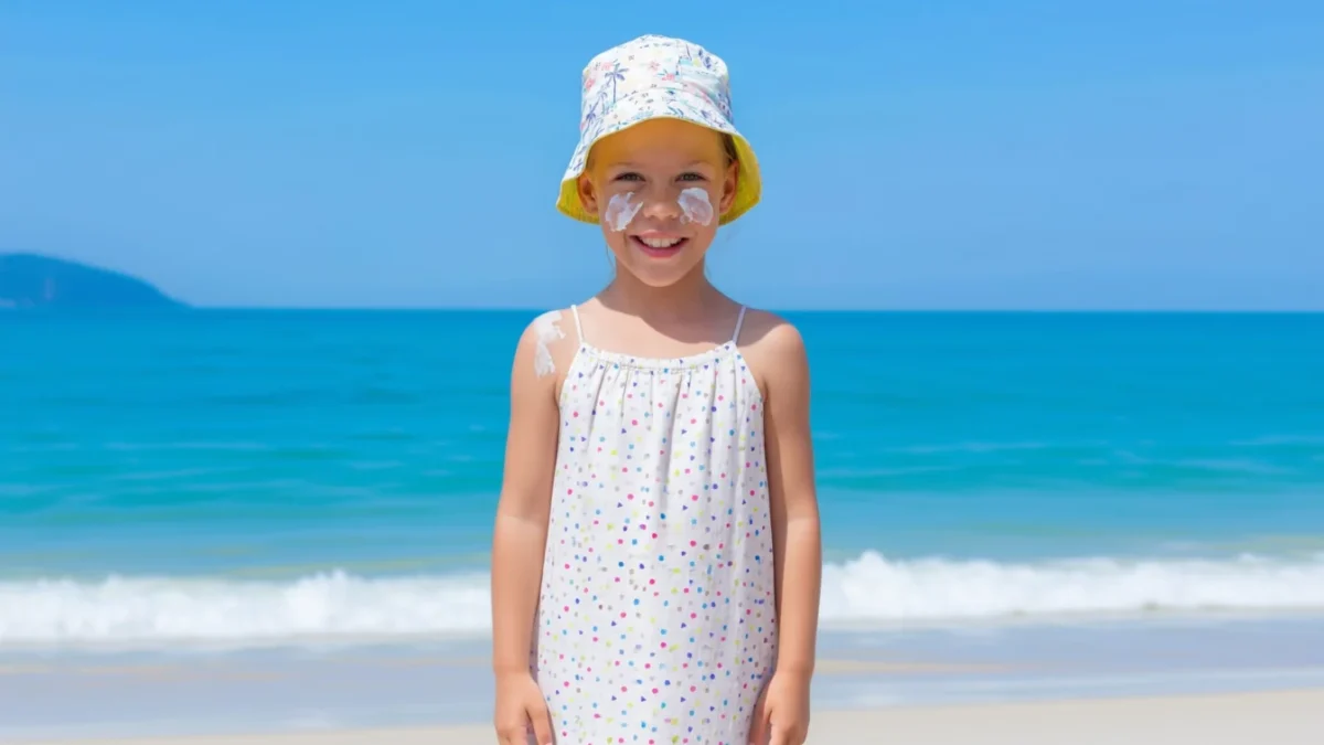 11 trucuri de la experți pentru aplicarea cremei de soare la copii