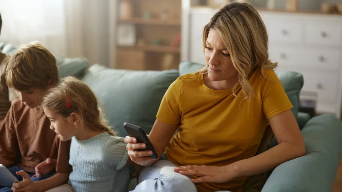 Un studiu arată cum 1 din 8 mame suferă de depresie din cauza social media