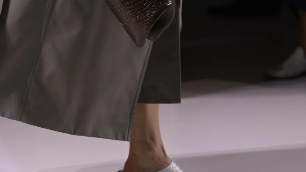 Saboții Dansko de 140 de dolari purtați de Zendaya anunță trendul verii 2026