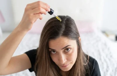Hormonul care opreste caderea parului. Solutia se gaseste in noptiera ta