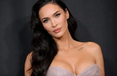 Manichiura lui Megan Fox combină french clasic, blooming gel și accente 3D argintii
