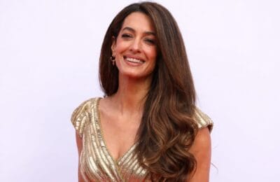 Amal Clooney a purtat în Capri un set Mugler de arhivă cu influențe retro boeme