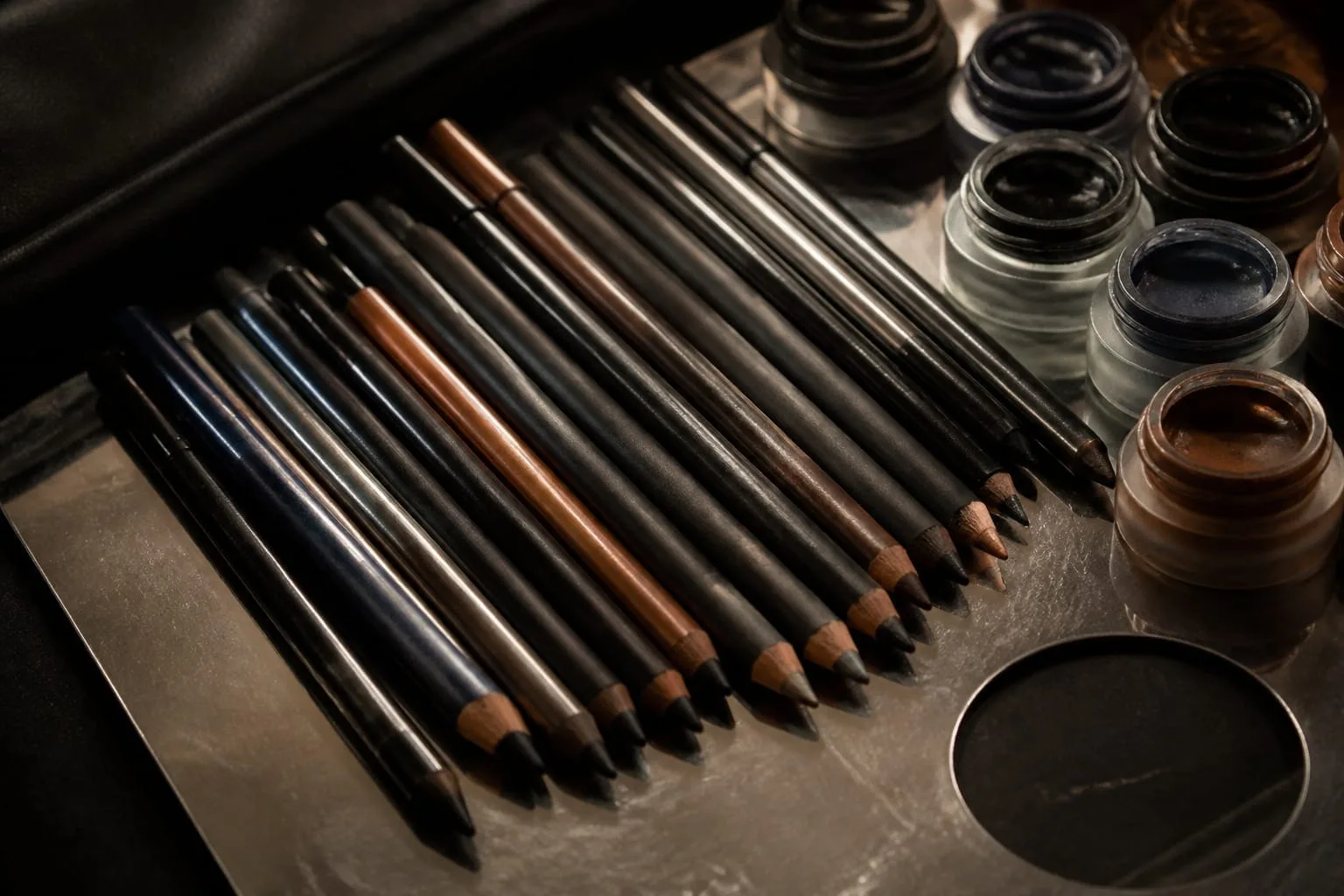 Ce tip de creion de ochi alegi pentru linie discretă, smoky eye sau rezistență la apă
