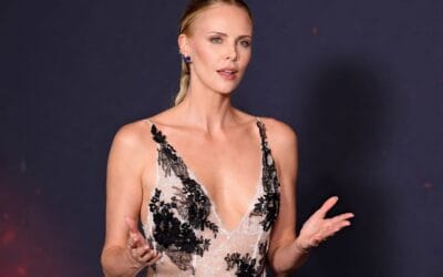 Charlize Theron a purtat la Paris o rochie Dior transparentă inspirată din Look 30 al colecției Toamnă Iarnă 2026