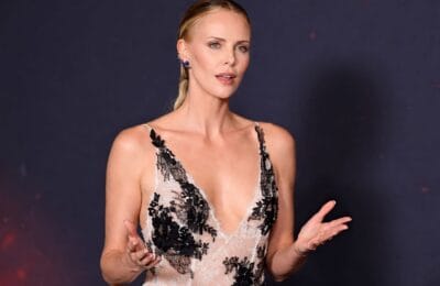 Charlize Theron a purtat la Paris o rochie Dior transparentă inspirată din Look 30 al colecției Toamnă Iarnă 2026