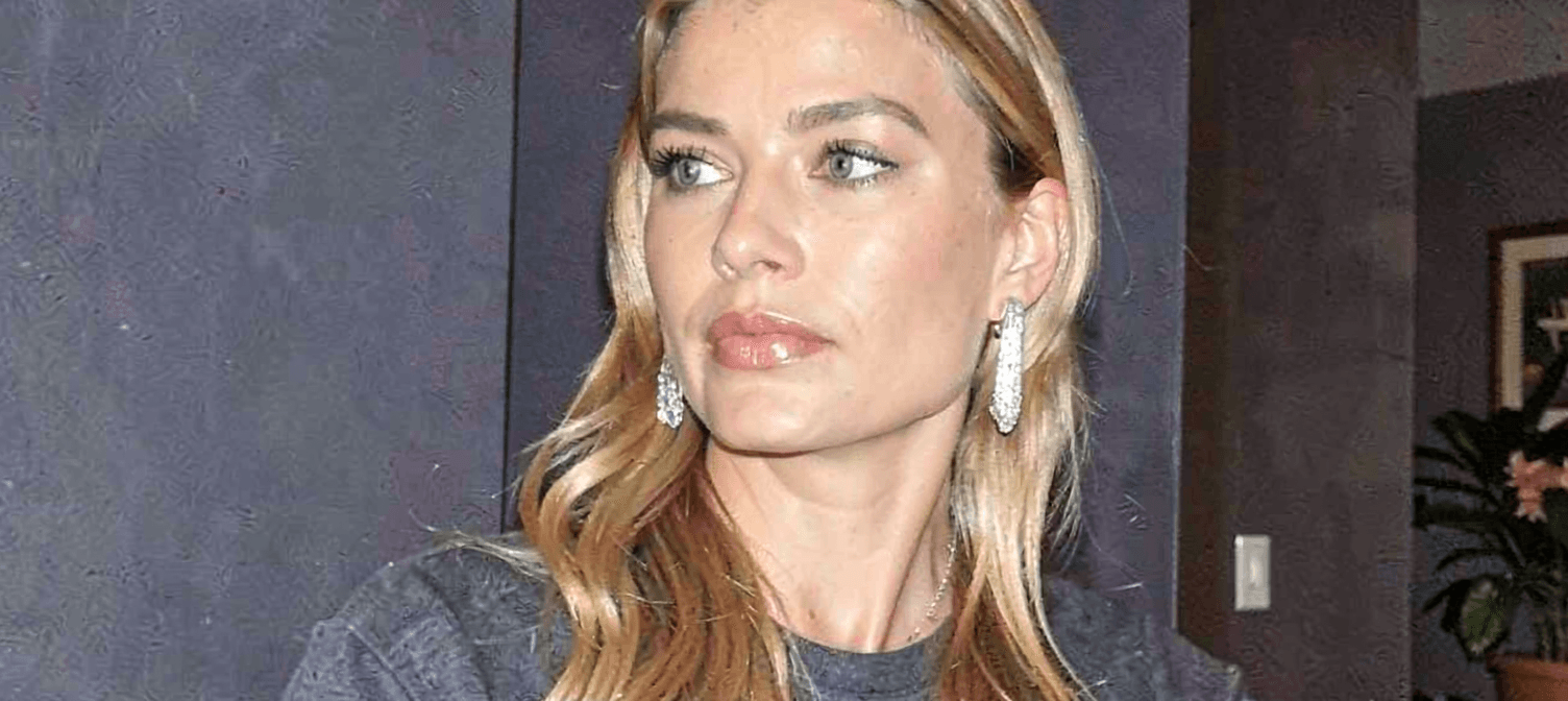 Imaginile cu Margot Robbie în costum de baie alb au strâns 7,9 milioane și 1,4 milioane de vizualizări
