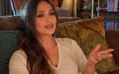 Jennifer Lopez a pus în valoare o rochie neagră cu o curea corset vintage Alaïa din 1991 la Paris