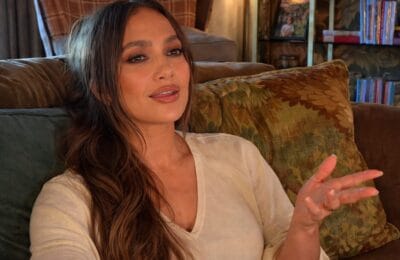 Jennifer Lopez a pus în valoare o rochie neagră cu o curea corset vintage Alaïa din 1991 la Paris