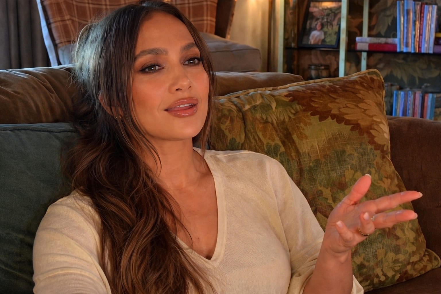 Jennifer Lopez a pus în valoare o rochie neagră cu o curea corset vintage Alaïa din 1991 la Paris