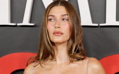 Metoda în doi pași arătată de Hailey Bieber pentru un aspect mai odihnit sub ochi