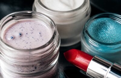 Microplasticele pot rămâne legal în creme, rujuri și scruburi până în 2035 în Uniunea Europeană