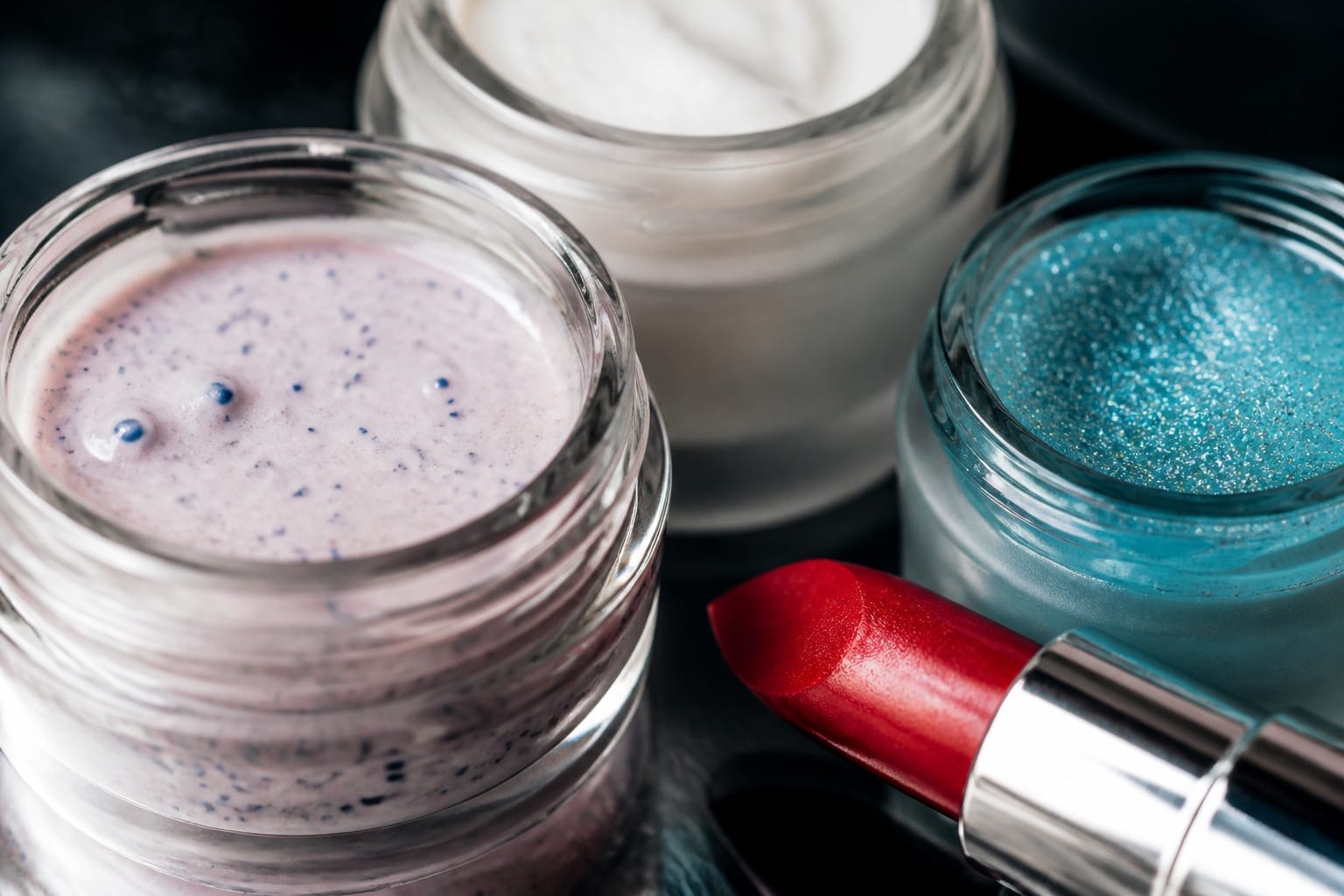 Microplasticele pot rămâne legal în creme, rujuri și scruburi până în 2035 în Uniunea Europeană
