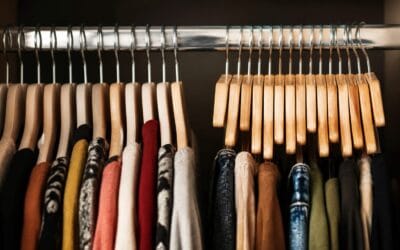 Regula umerașului inversat te ajută să câștigi spațiu în dulap și să decizi mai ușor ce păstrezi