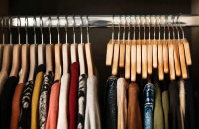 Regula umerașului inversat te ajută să câștigi spațiu în dulap și să decizi mai ușor ce păstrezi