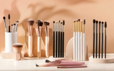 Șapte seturi de pensule și cosmetice pentru machiaj cu prețuri între 21 și 402 lei