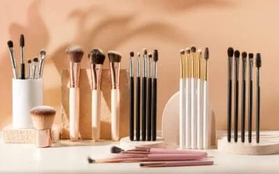 Șapte seturi de pensule și cosmetice pentru machiaj cu prețuri între 21 și 402 lei