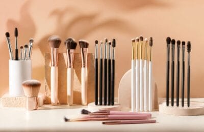 Șapte seturi de pensule și cosmetice pentru machiaj cu prețuri între 21 și 402 lei