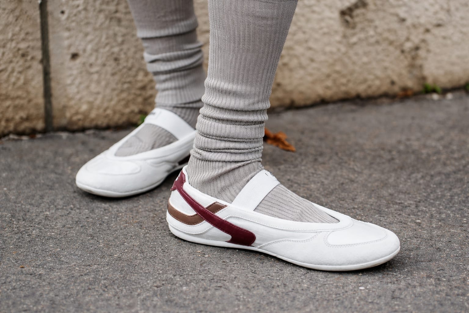 Sneakerșii SS26 aduc tălpi subțiri, siluete retro și accente discrete