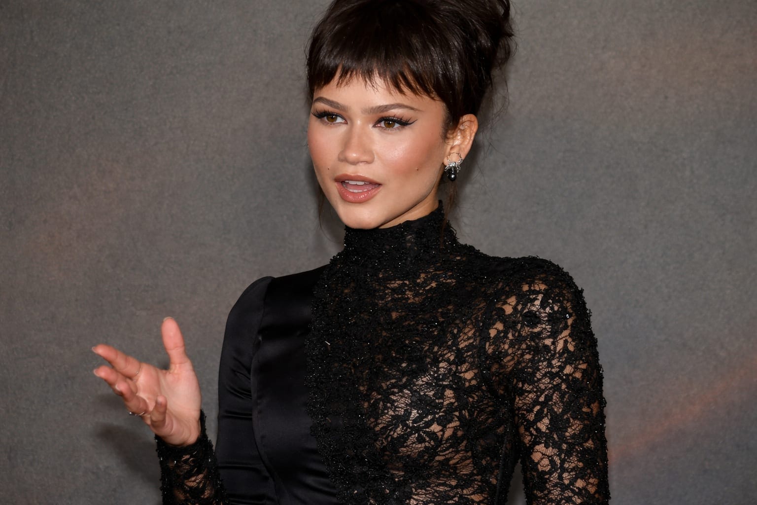 Zendaya a purtat la premiera din Mexico City o rochie Ashi Studio inspirată de o pânză de păianjen