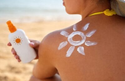 De ce o arsură solară de la 20 de ani poate crește riscul de cancer de piele la 65 de ani