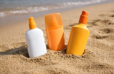 SPF 30 sau 50: Cum alegi protecția solară corectă și de ce crema nu este suficientă