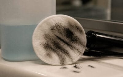 Tehnica de demachiere corectă pentru a proteja genele și sprâncenele