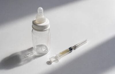Vitamina K pentru nou născuți: de ce este esențială injecția și care sunt riscurile refuzului
