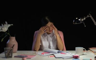 Ce se întâmplă cu somnul în zilele mai stresante și de ce apar mai multe gânduri înainte de culcare
